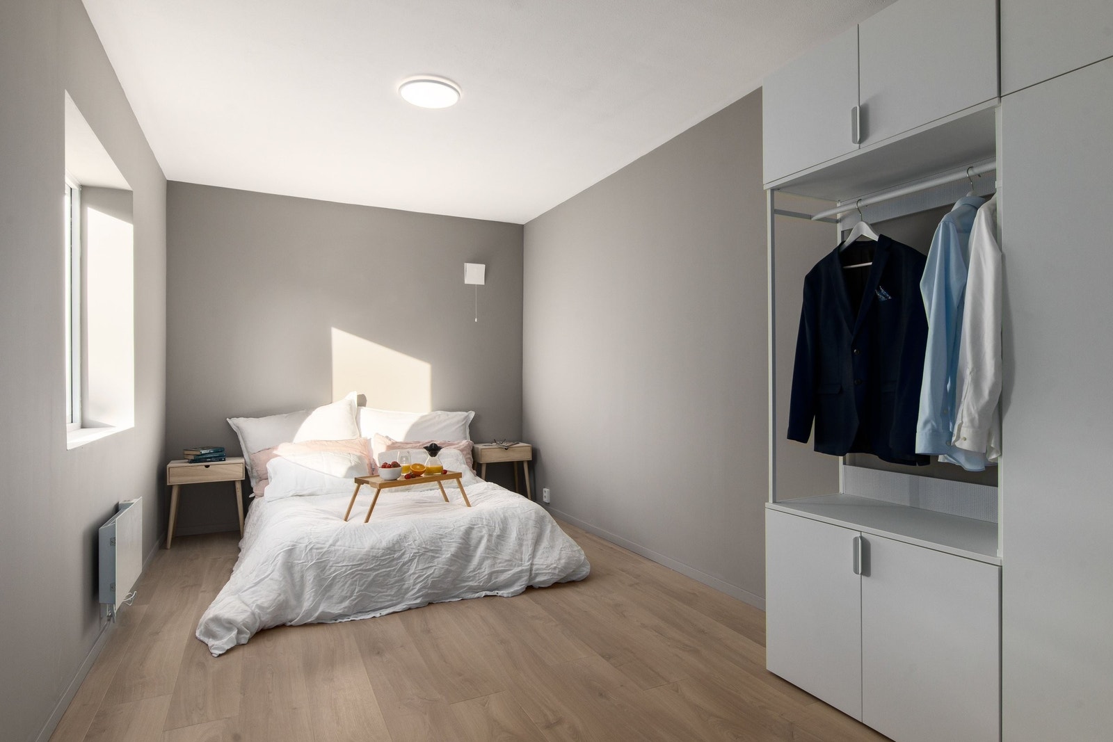 Stort hovedsoverom med plass til både dobbeltseng og garderobe. Galleribilde