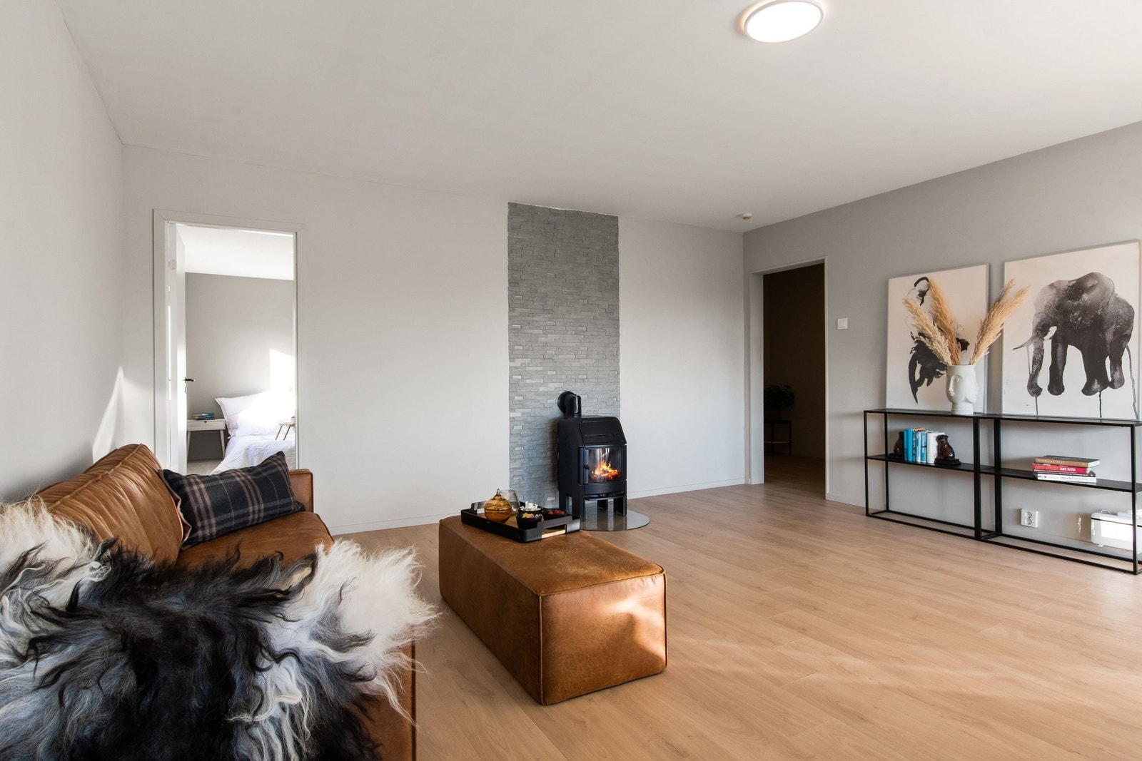 Leiligheten har peisovn og gode innredningsmuligheter med plass til både sofakrok, mediemøblement og spisegruppe. Galleribilde