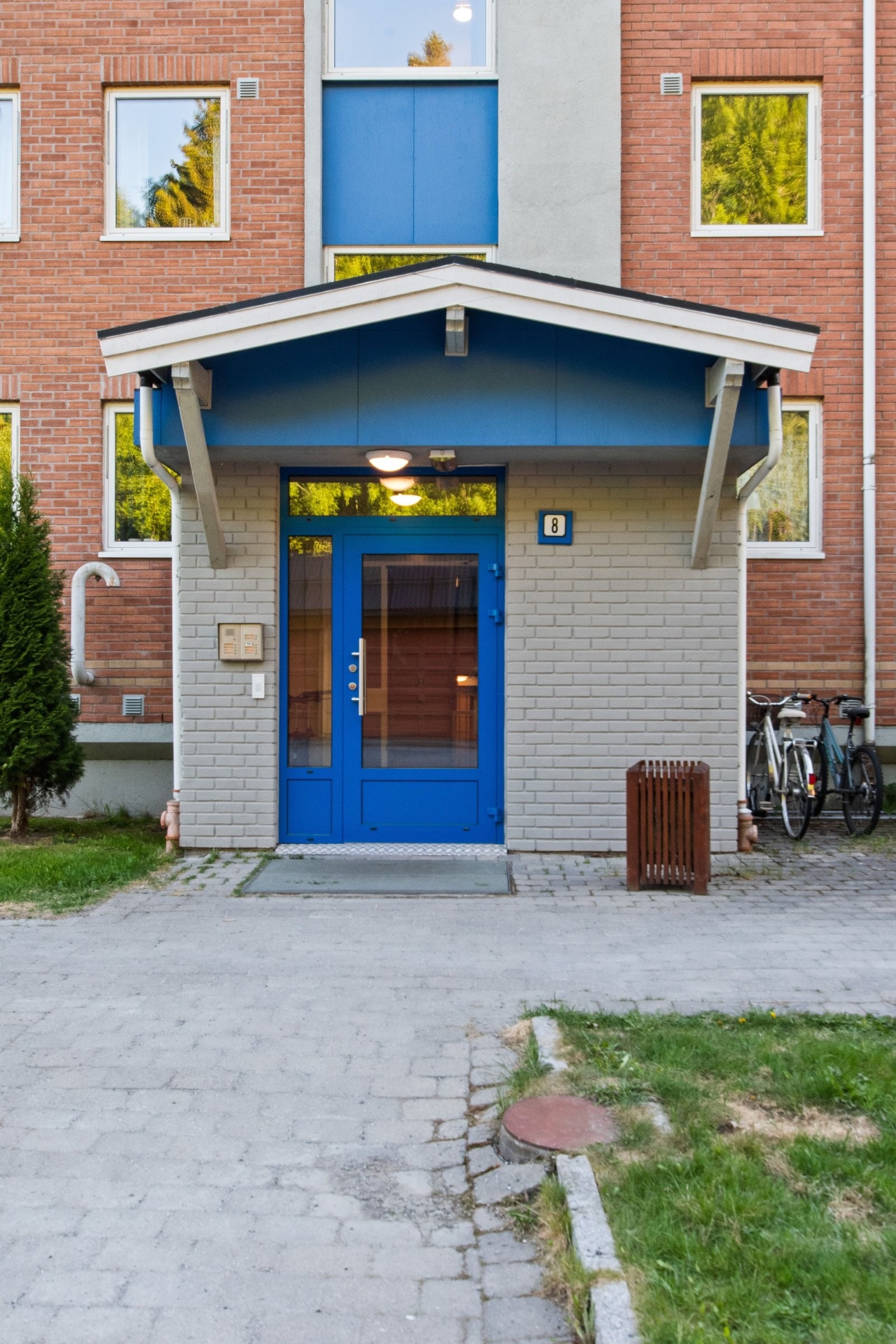 Innbydende inngangsparti med elektronisk lås og automatisk åpning. Galleribilde