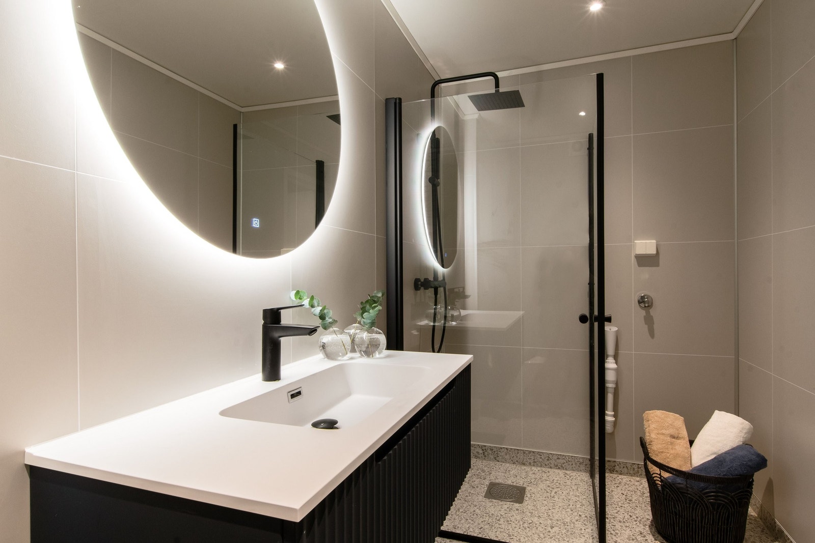 Badet er totalrenovert fra nytt sluk, rør-i-rør og varme i golvet, til nye baderomsmøbler og vegghengt toalett. Røropplegg og tilkoblingsmuligher for vaskemaskin. Galleribilde