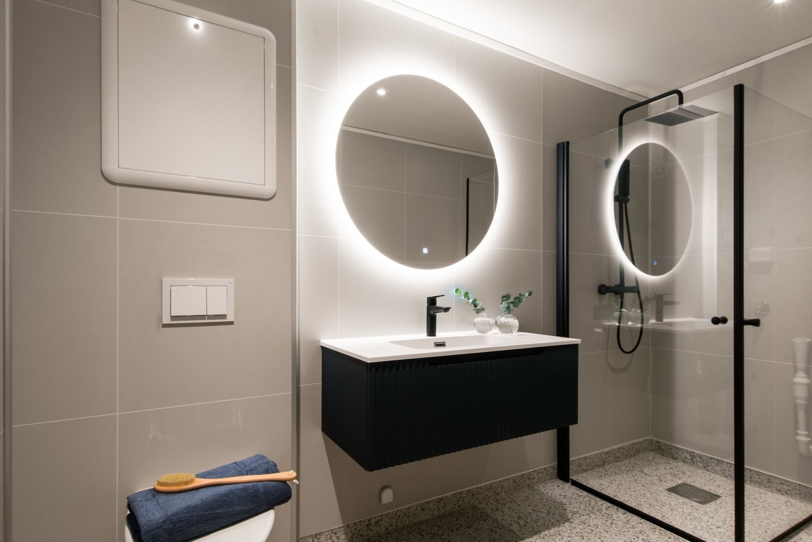 Badet har innfellbare dusjdører i herdet glass. Ny baderomsinnredning og speil med lys. Dimmbare spotter i tak. Mekanisk avtrekksvifte. Galleribilde