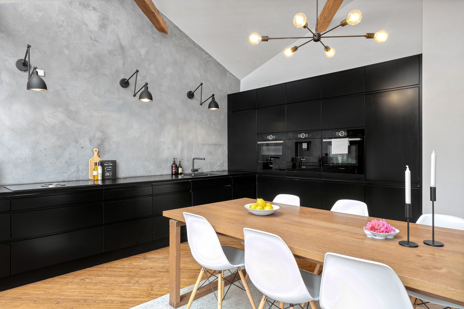 Lekker kalkmalt vegg bak kjøkkenbenken. Galleribilde