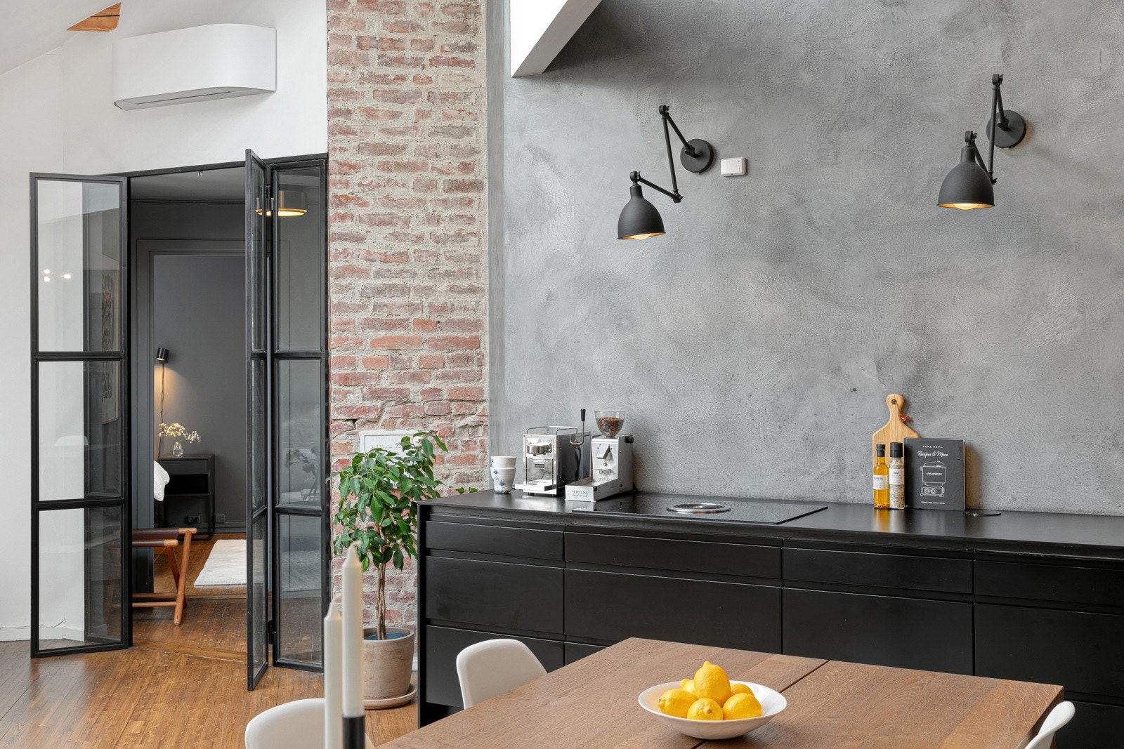 Glassdøren i sort harmonerer fint med den stilrene kjøkkeninnredningen. Galleribilde