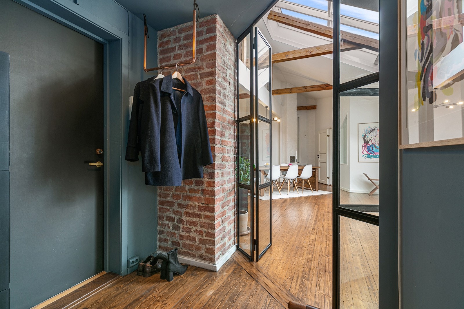 Entré med klesoppheng og adkomst via dobbel glassdør til stue/kjøkken. Galleribilde