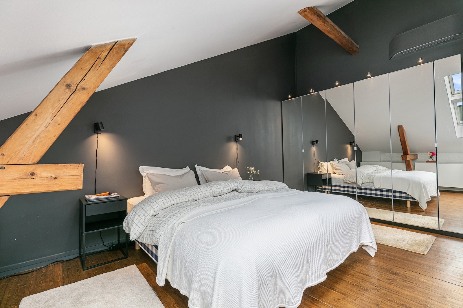 Hovedsoverom har god størrelse med plass for garderobe med speilfronter. Det er installert varmepumpe som holder rommet kjølig på varme sommernetter. Galleribilde