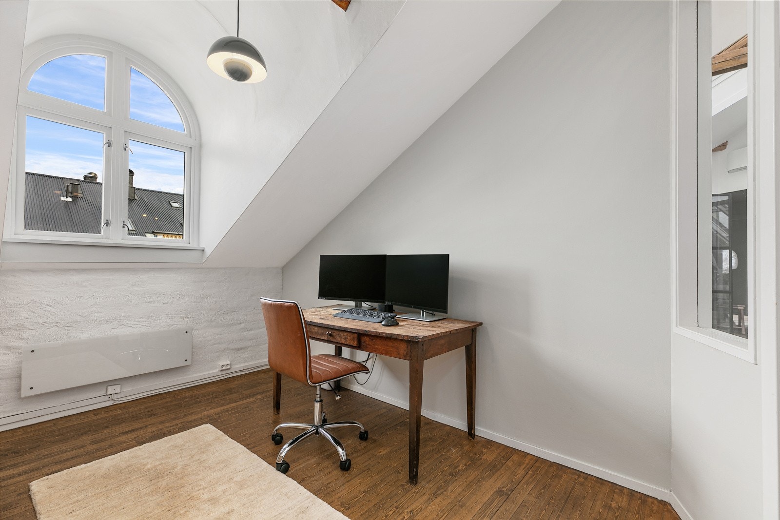 Soverom 2 har et stort buet vindu som gir god kontakt med det sjarmerende bybilde utenfor og gode lysforhold. Galleribilde