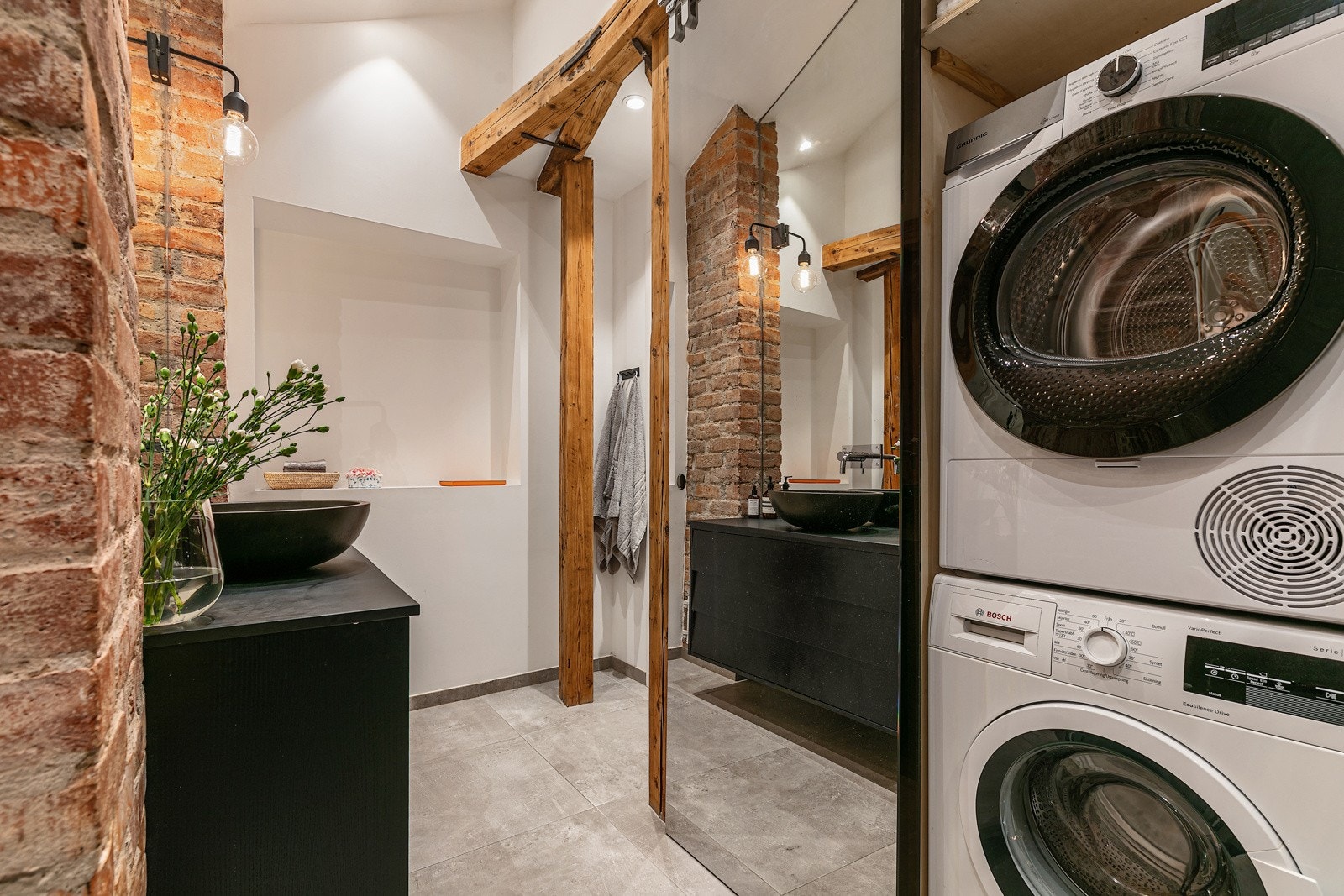 Vaskemaskin, tørketrommel og bereder er skjult med en stilfull skyvedørsordning med speilfront fra glassmester. Galleribilde