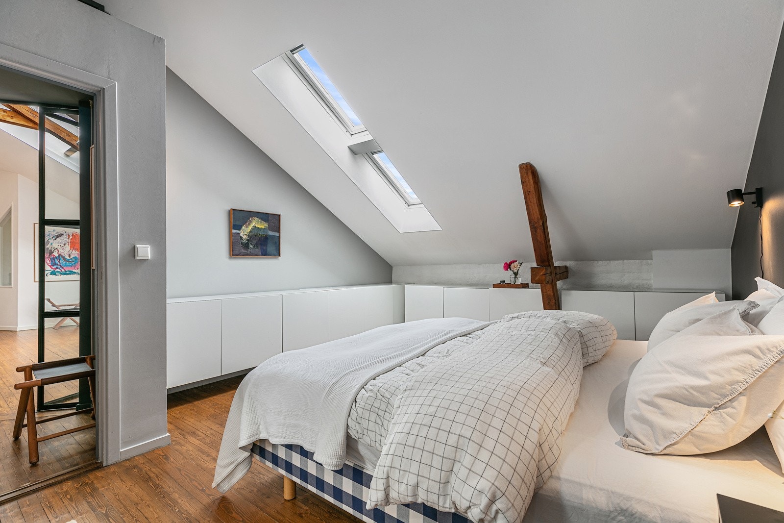 Hovedsoverommet har 2 store vinduer som sikrer gode lysforhold og synlige bjelker som utgjør det lille ekstra. Galleribilde