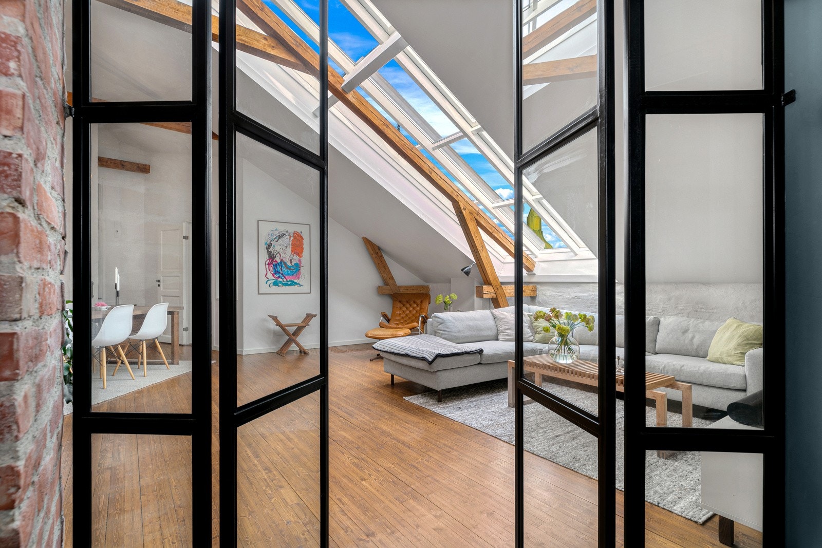 Leiligheten ble omfattende oppusset i 2017 og holder en gjennomgående høy standard med utsøkt materialvalg, flotte overflater og tidløs innredning. Smijernsdører mellom entrè og stue. Galleribilde