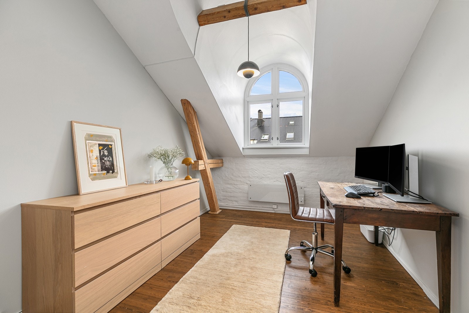 Soverom 2 er innredet som kontor, men vil også fungere fint med dobbeltseng og diverse oppbevaringsløsninger. Galleribilde