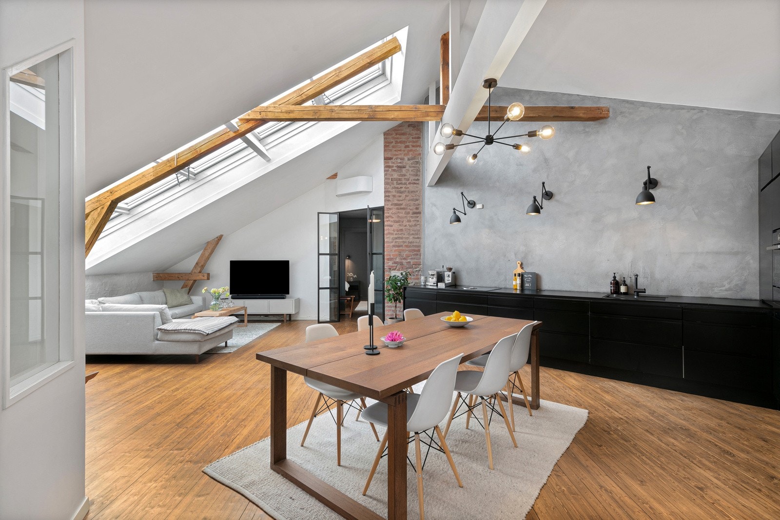 PrivatMegleren har gleden av å presentere denne unike, tiltalende topp-/loftsleiligheten med "New York vibber" i hjertet av Frogner! Galleribilde