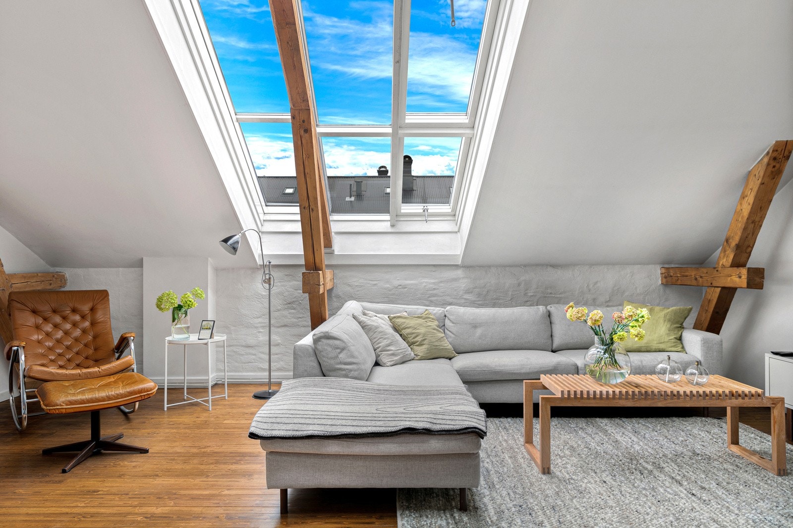 Det store takvinduet gir fantastisk lys til rommet. Denne leiligheten er tidligere blitt benyttet som Atelier av kunstneren Vebjørn Sand. Galleribilde