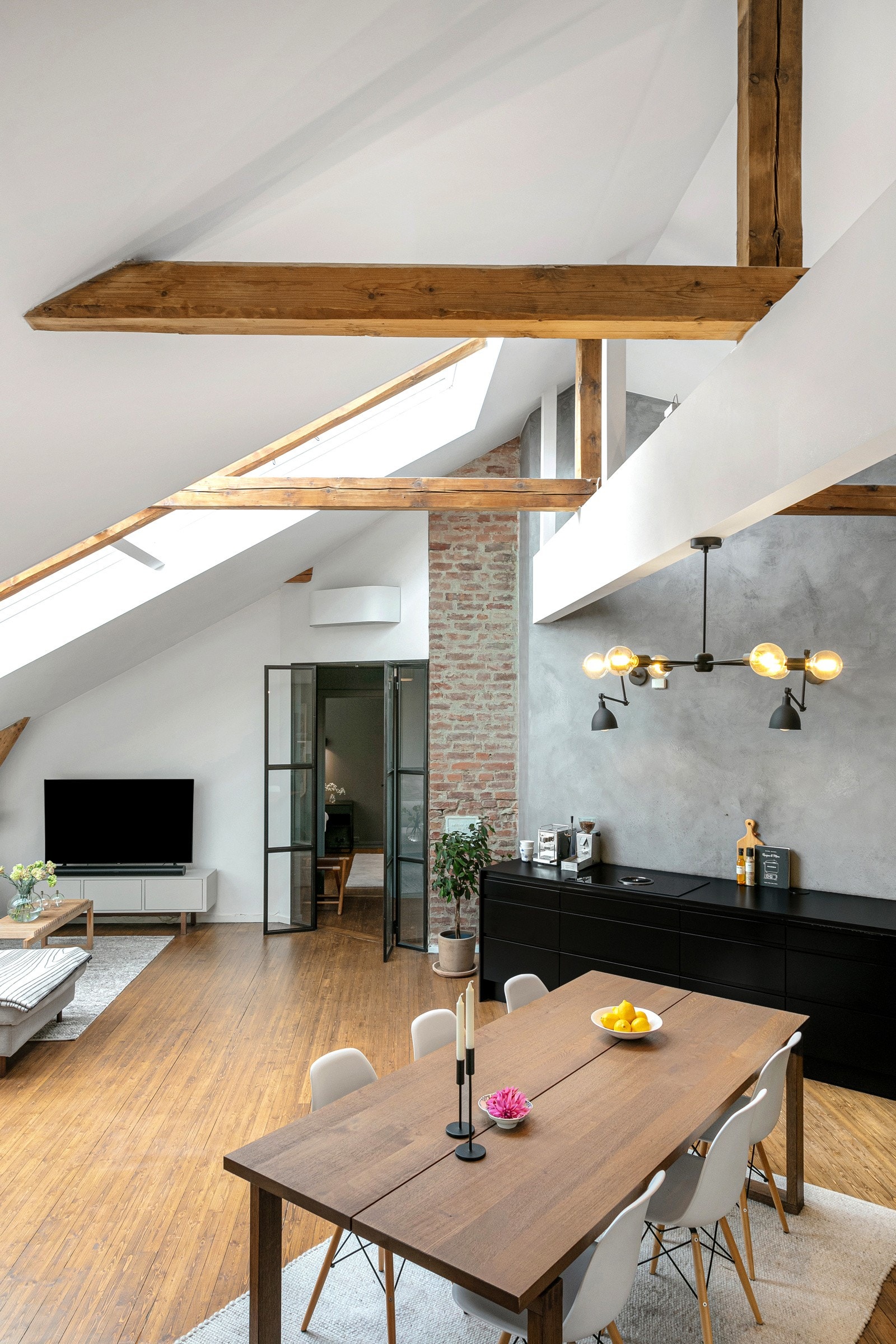 1-stavs heltregulv i alle oppholdsrom. En hyggelig spiseplass er plassert mellom kjøkken og stue. Gulv-, tak- og veggflater ble overflatebehandlet i 2017. Galleribilde