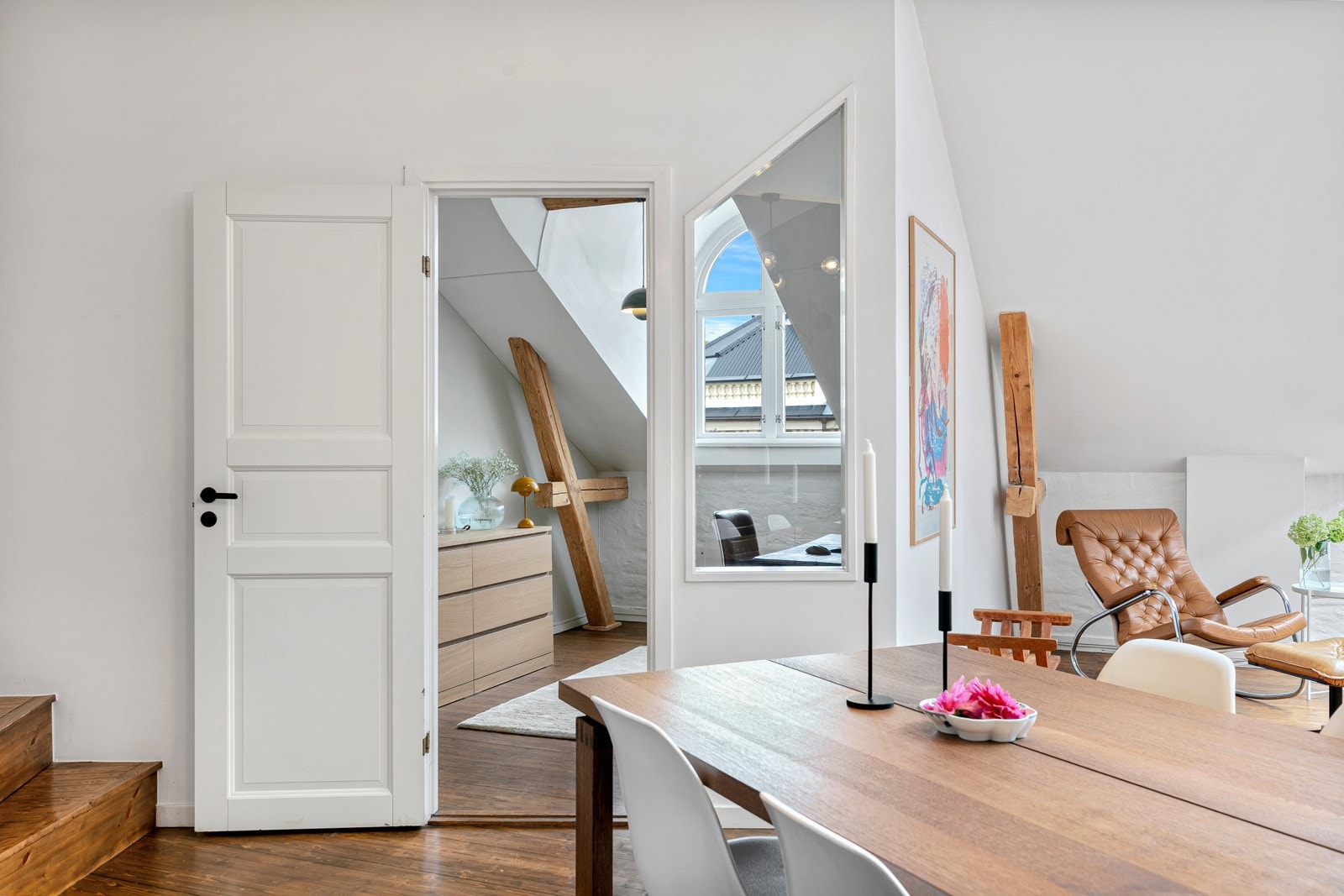 Spisestue med inngang til soverom 2/kontor. Galleribilde