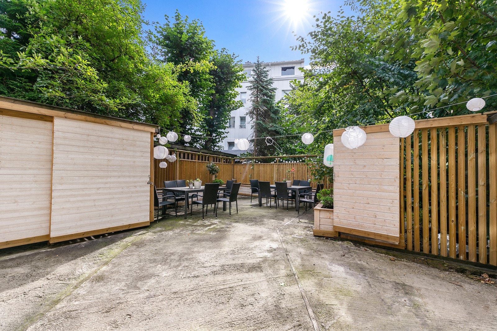 Det er etablert et hyggelig fellesområde i bygårdens bakgård. Galleribilde