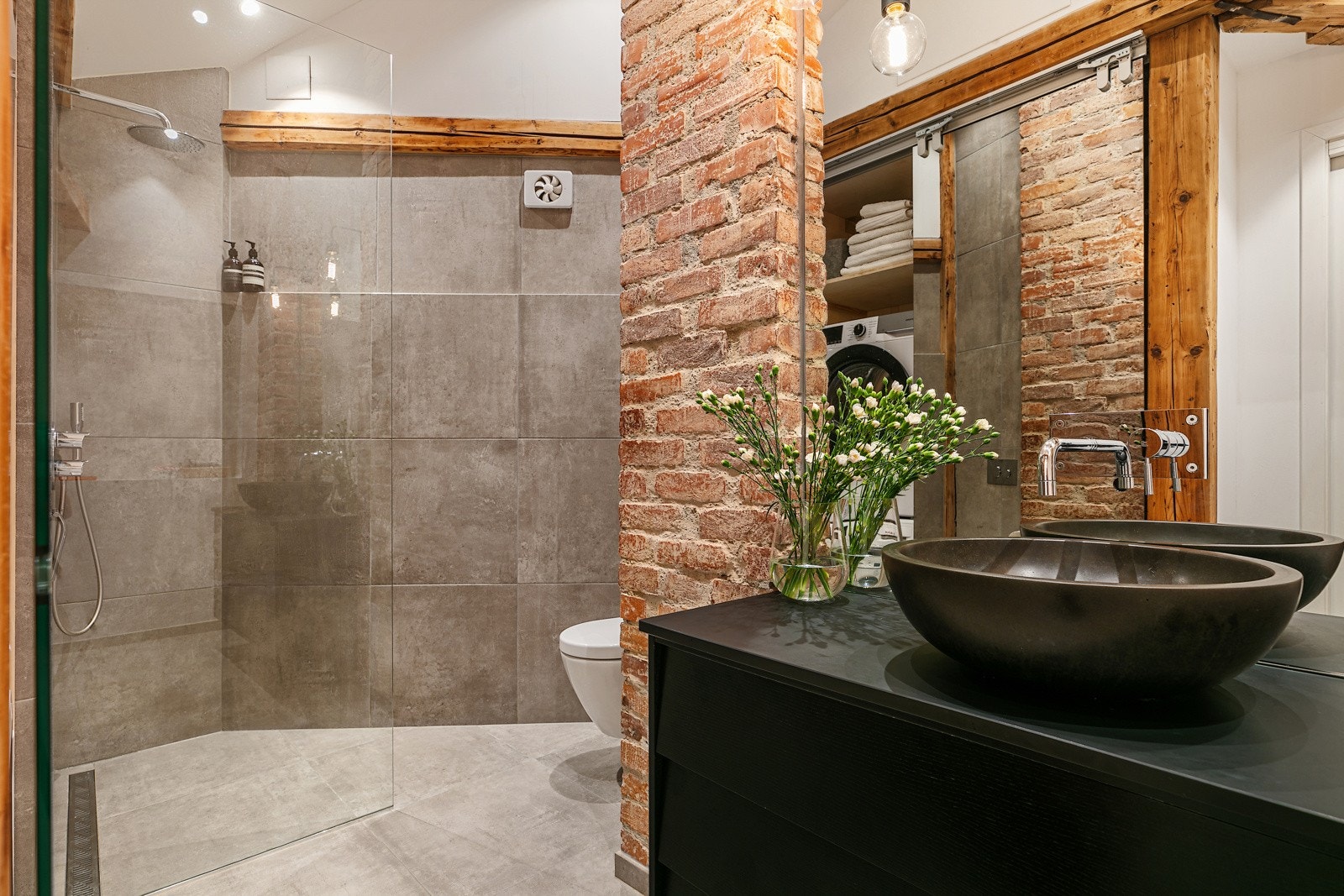 Nydelig bad fra 2017 som er smakfullt innredet med vegghengt klosett, stor dusjsone, servantinnredning og vaskemaskin/tørk. Varmekabler i gulv. Galleribilde