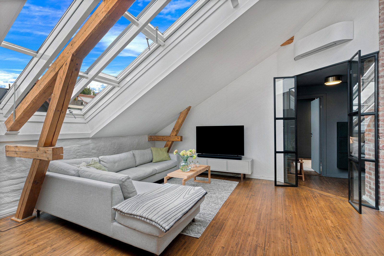 Stue/kjøkken/spiseplass i åpen løsning har takhøyde på opptil 4,31 meter. I stuearealet er det god plass til sofagruppe og annet ønskelig møblement. Galleribilde