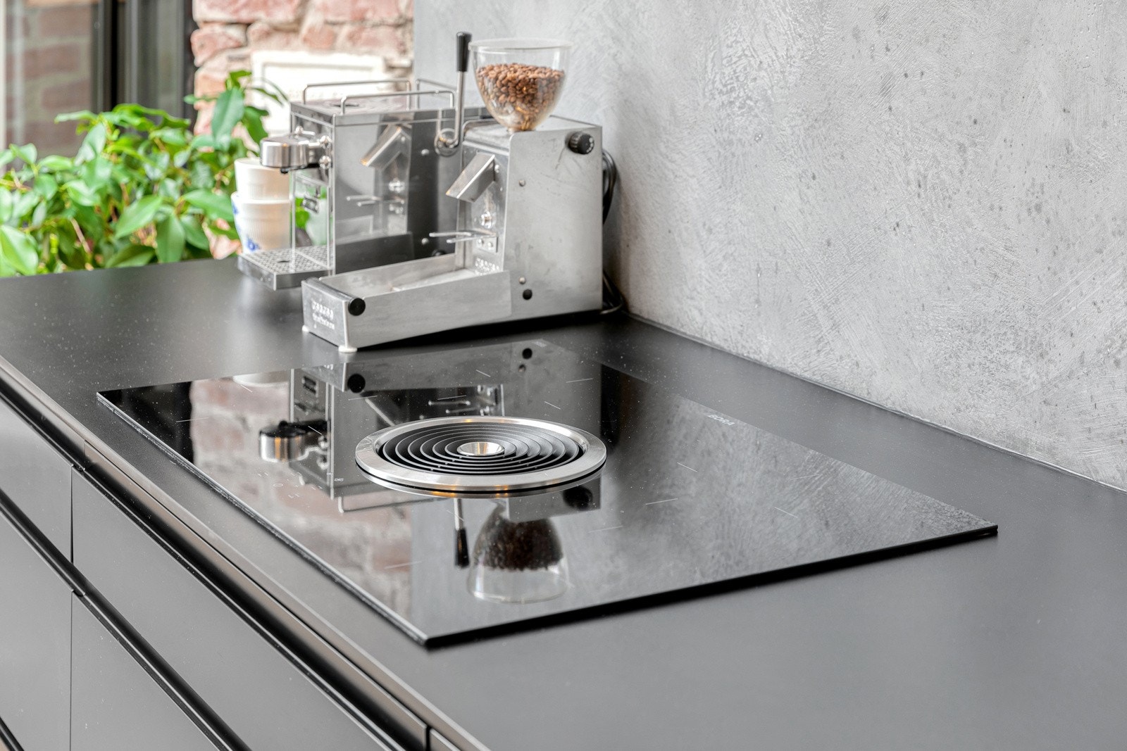 Nedfelt induksjon platetopp fra Bora med integrert kullfilter (omluft) ventilator. Galleribilde