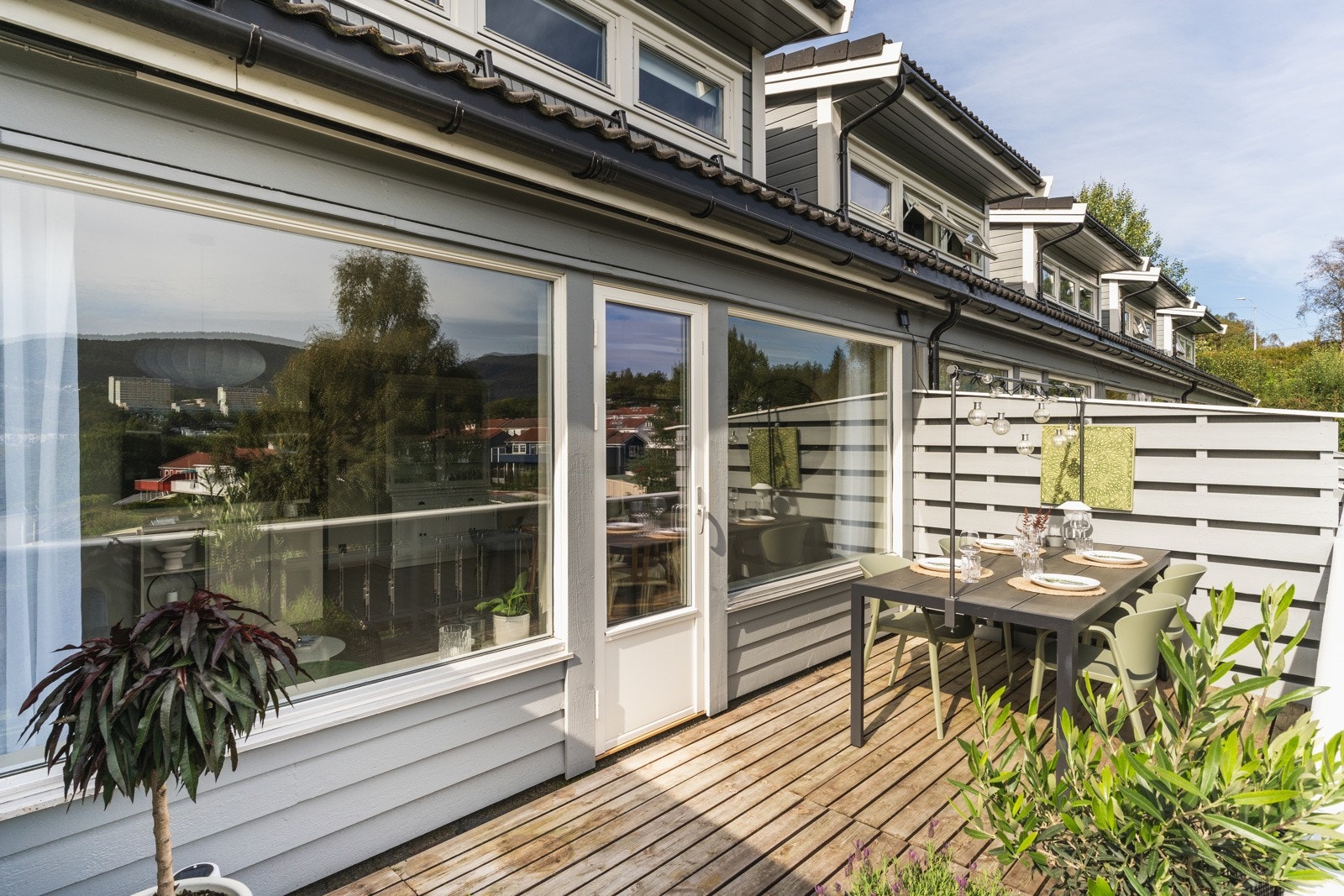 Balkongen er på 12 kvm med plass til en egen spisegruppe. Galleribilde