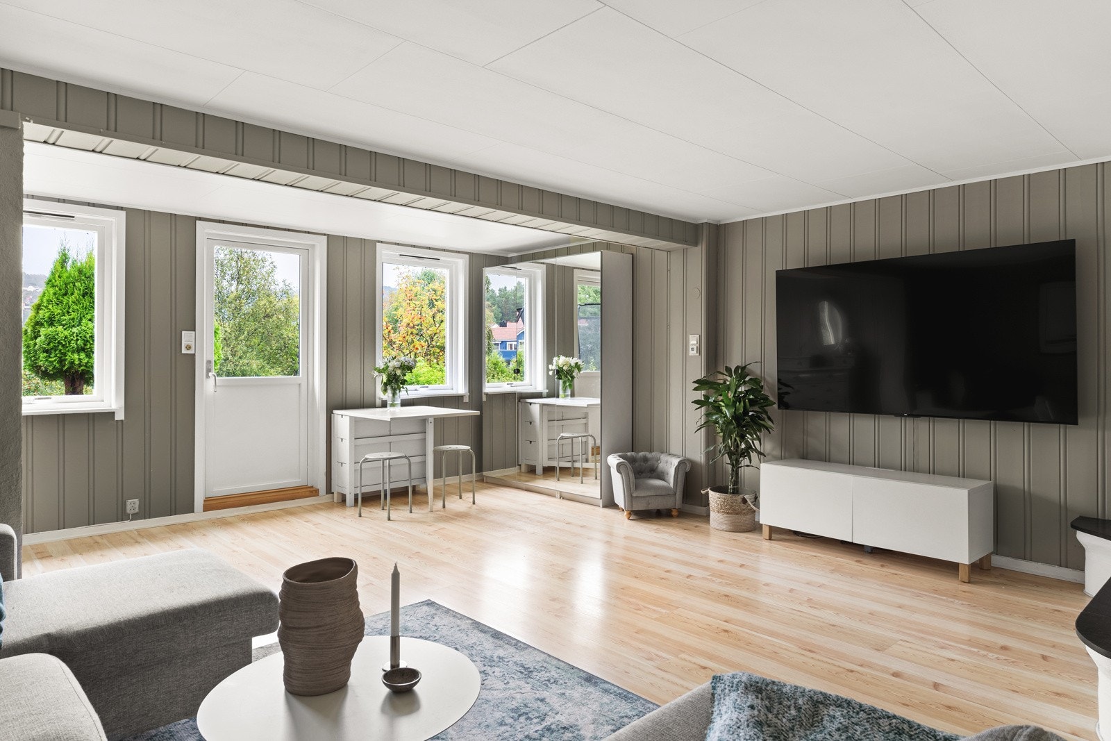 Her kan du ha en stor flatskjerm på vegg foran sofa. Perfekt til den fotballinteresserte! Galleribilde