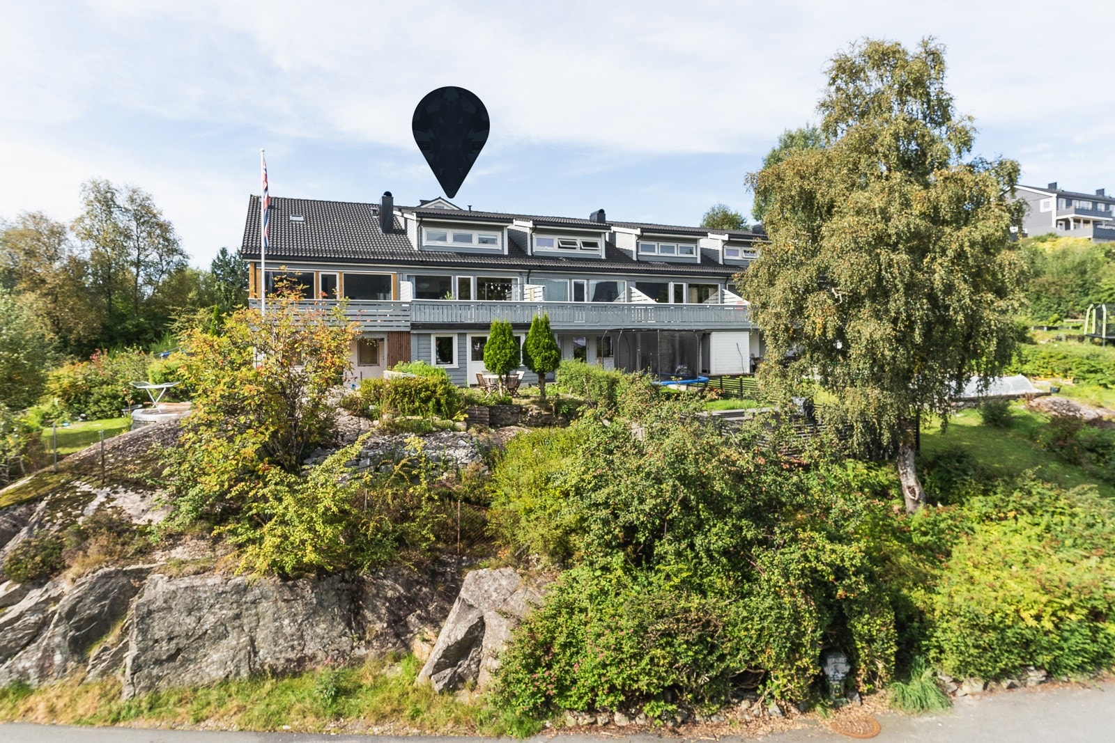 Her ser man det nydelige rekkehuset i naturskjønne omgivelser. Galleribilde
