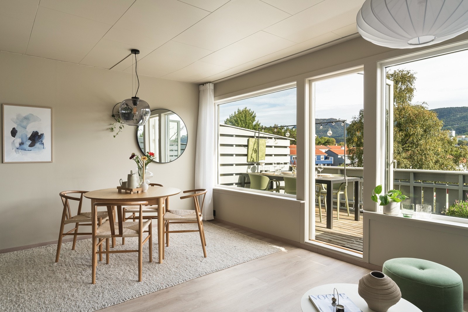 Fra stuen er det utgang til balkong. Galleribilde