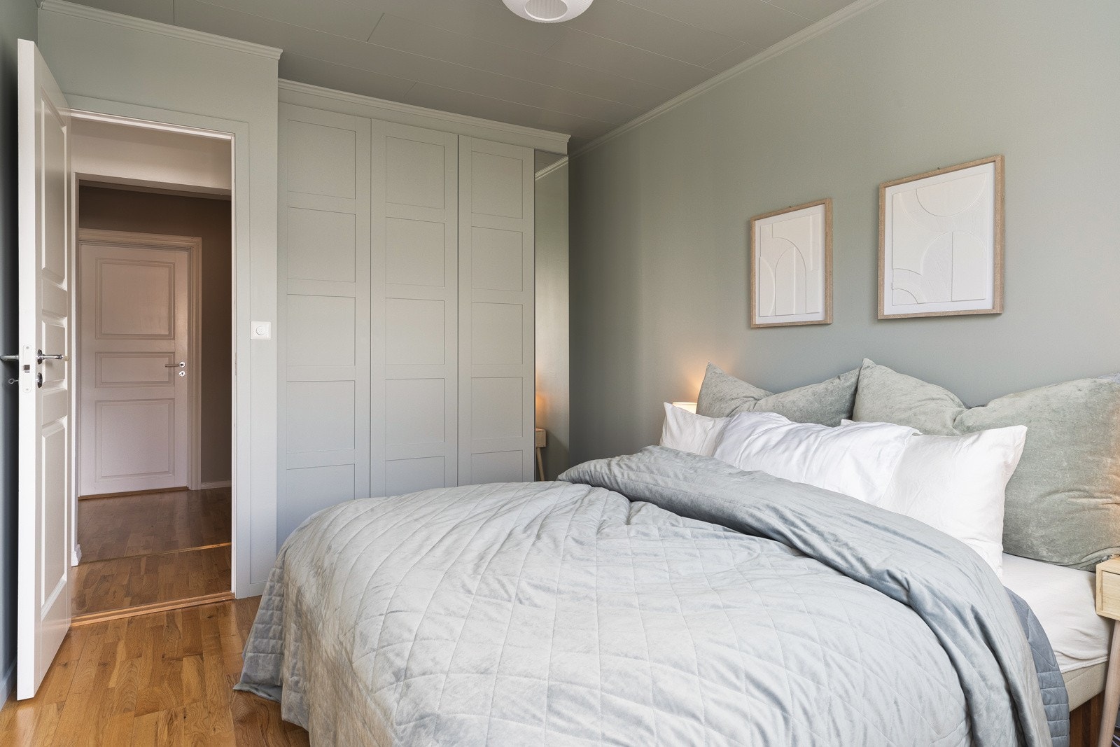 Hovedsoverommet kan innredes med dobbeltseng, nattbord og en garderobeløsning. Galleribilde