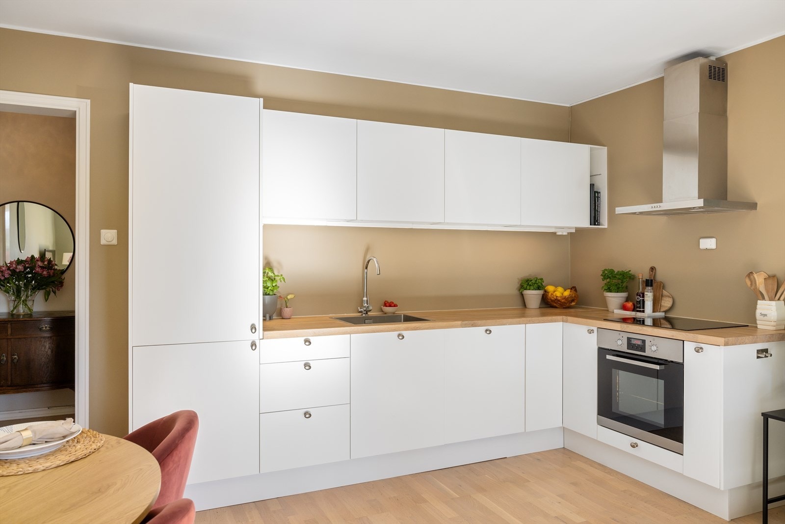 Moderne IKEA-kjøkken med god skap- og benkeplass. Galleribilde
