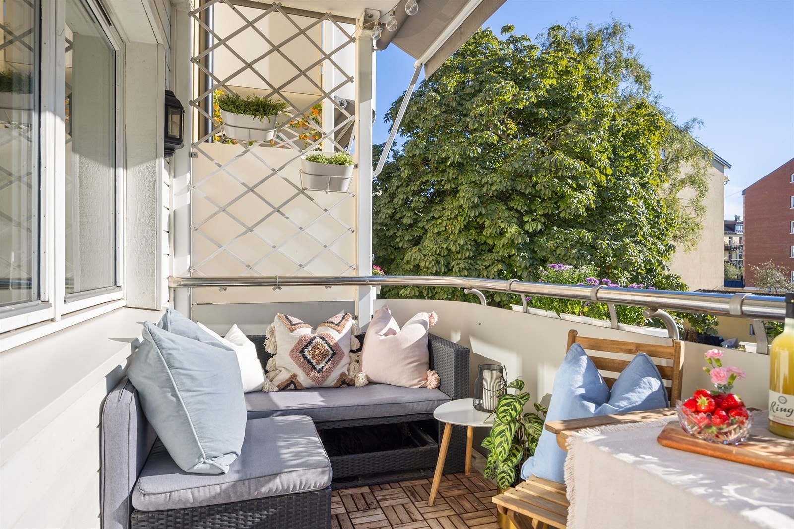 I vår- og sommerhalvåret blir balkongen som en forlengelse av stuen og innbyr til mer samvær og fine stunder med familie og venner. Galleribilde