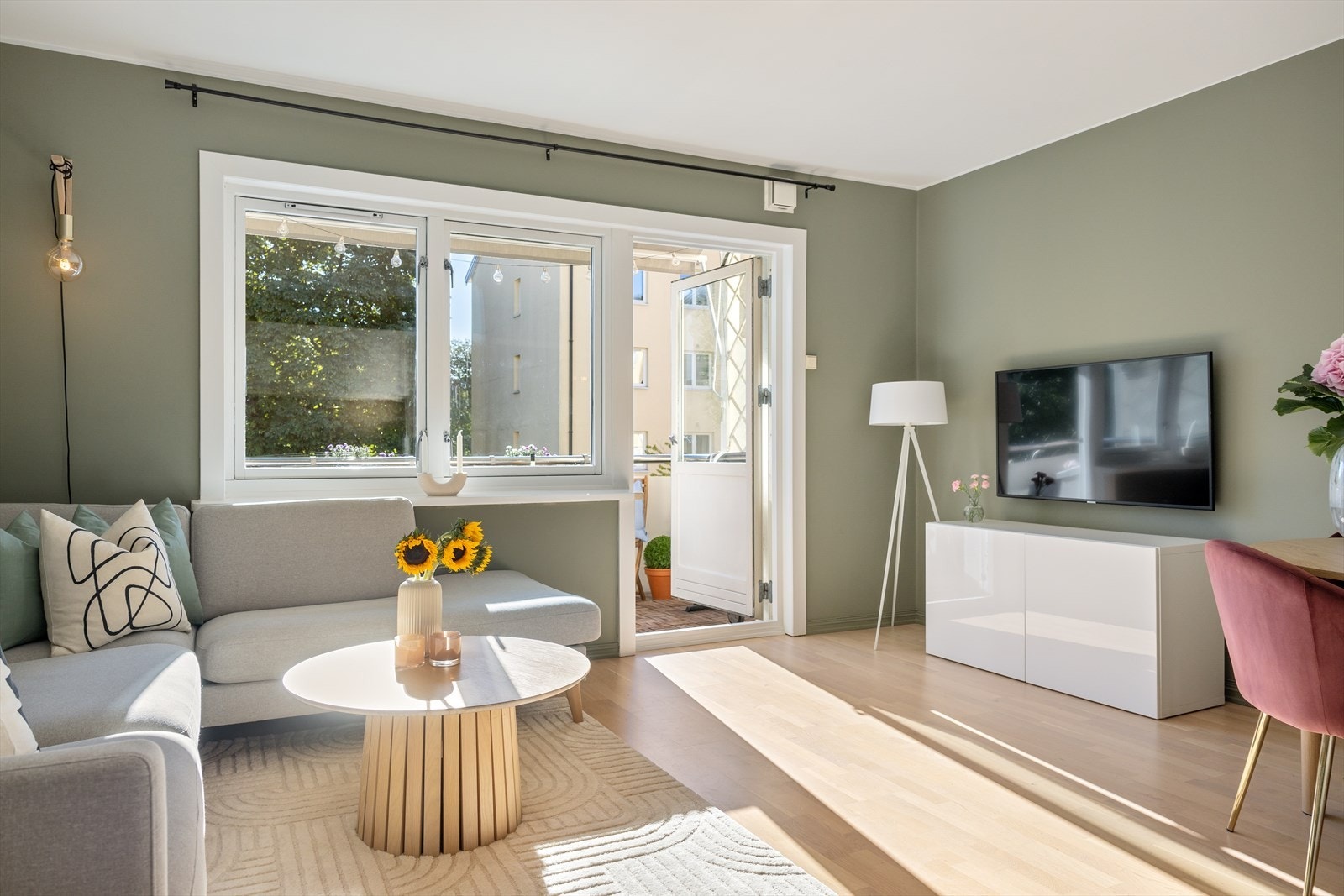 Gulvet er belagt med flott parkett, og overflatene er malt i delikate og moderne fargetoner. Galleribilde