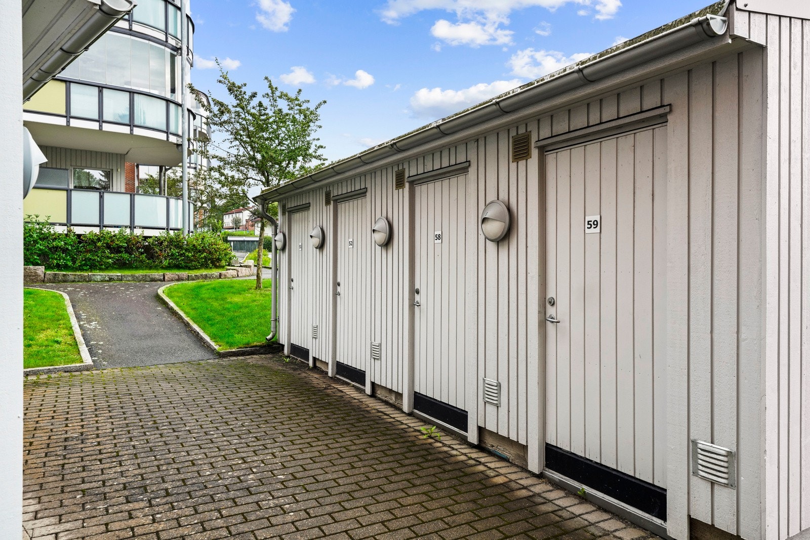 Det er ekstra lagringsplass i en utebod på 4,6 kvm. Galleribilde