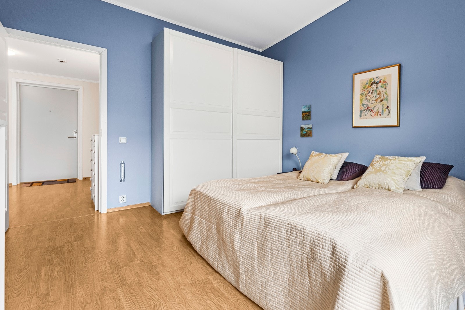 Soverommet har god plass til dobbeltseng med nattbord på hver side. Galleribilde