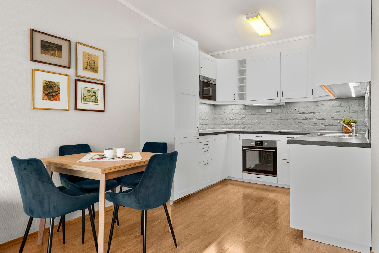 Stue og kjøkken er i praktisk åpen løsning. Galleribilde