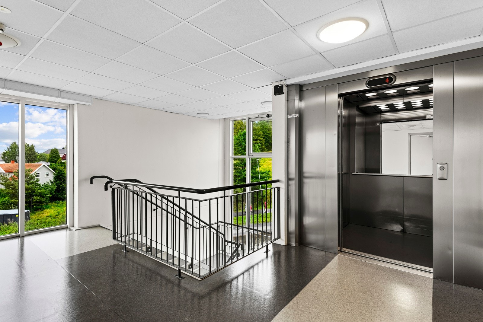 Leiligheten ligger i byggets fjerde etasje med heis opp til leilighetsplan. Galleribilde