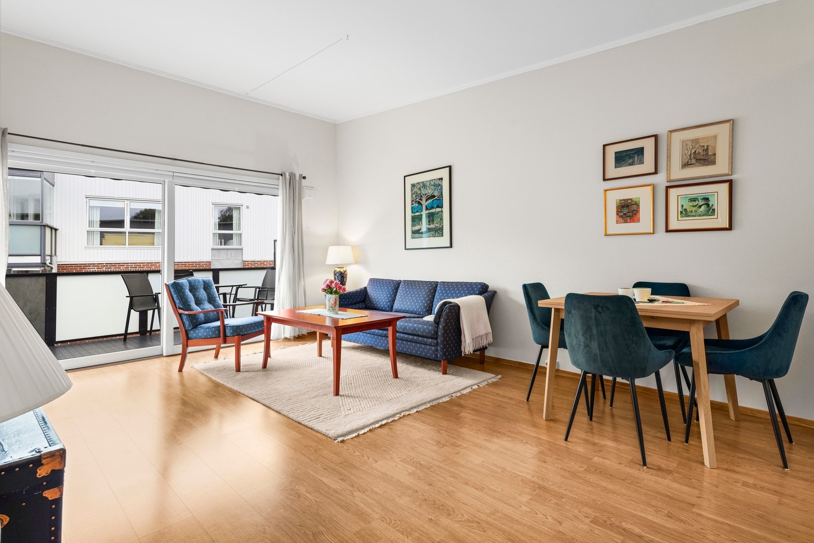 Stuen har plass til sofagruppe, tv-møbel og spisebord. Galleribilde