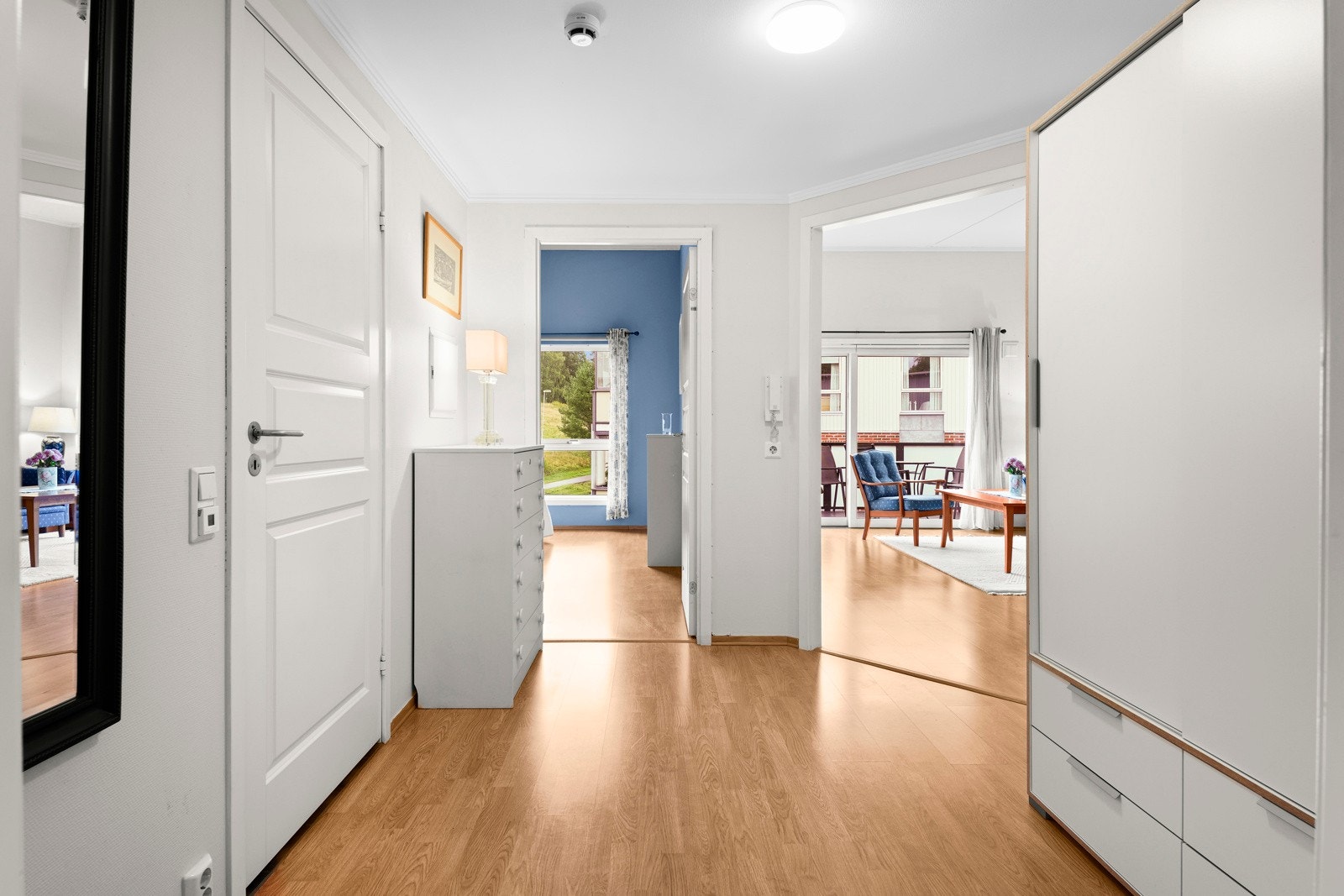 Entreen gir et trivelig og representativt førsteinntrykk av leiligheten. Galleribilde