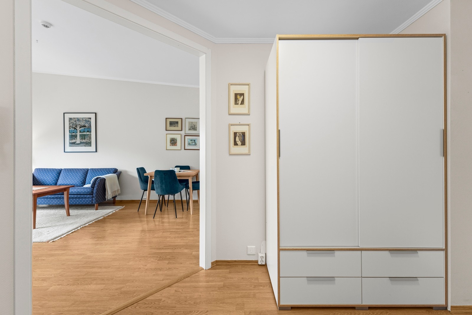 Et stort og hvitt garderobeskap gjør det enkelt å rydde unna både yttertøy og sko. Galleribilde