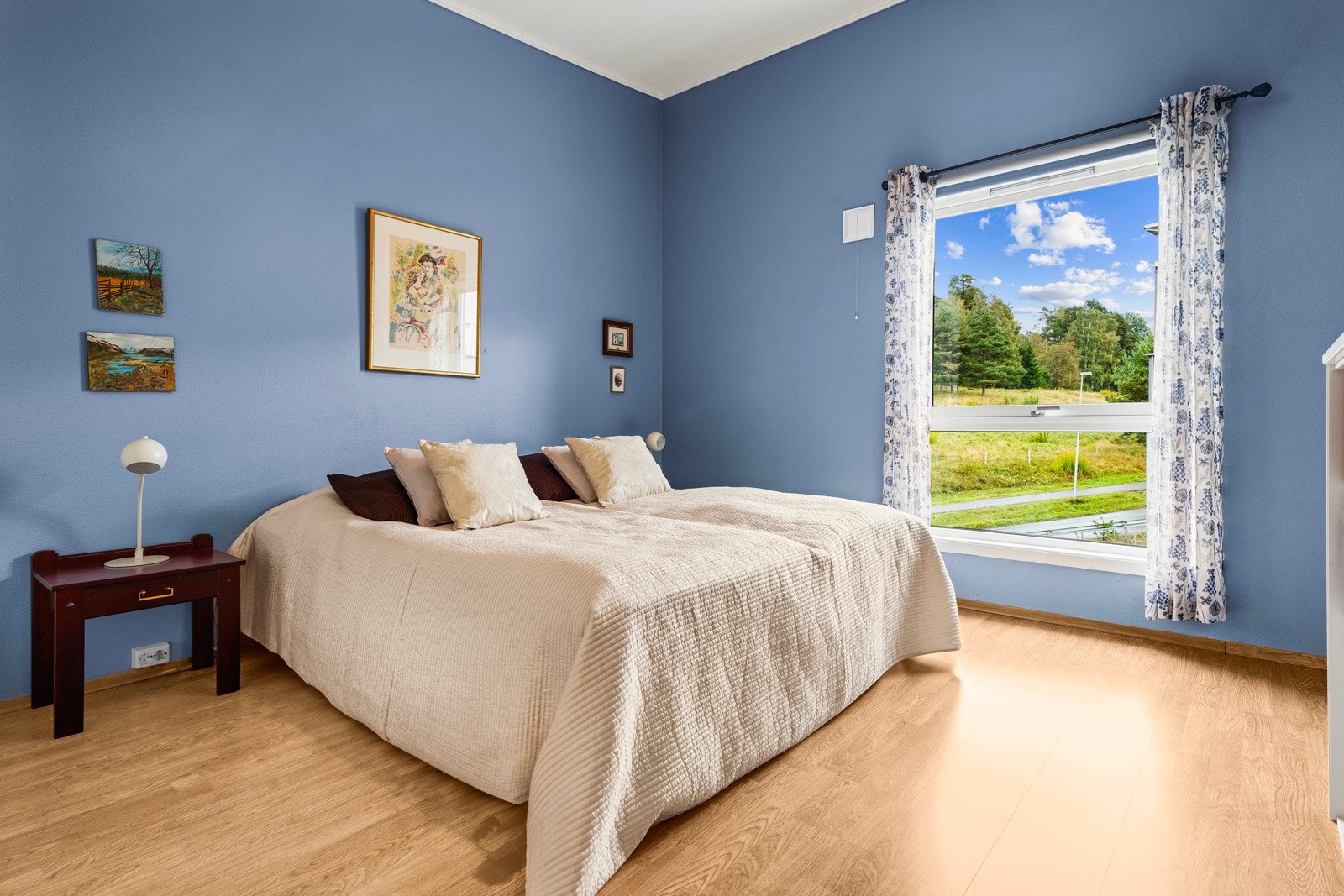 Soverommet er romslig og har stor vindusflate for behagelige lysforhold. Galleribilde