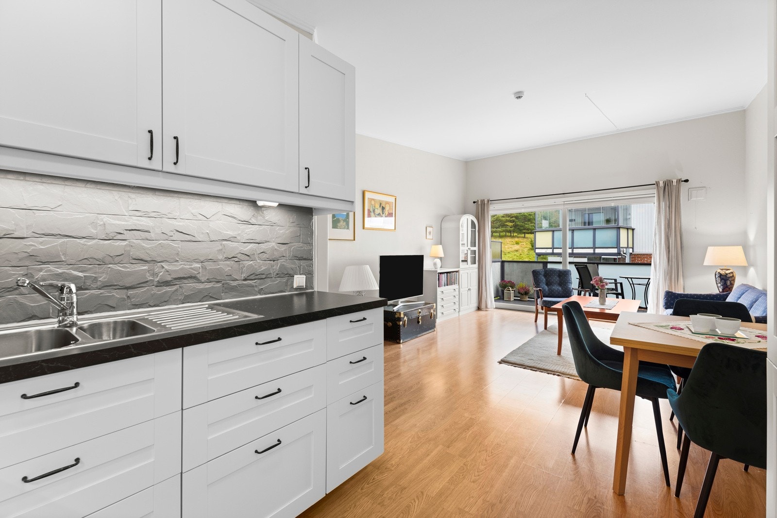 Rikelig med belysning over benken gir en god arbeidssone. Galleribilde