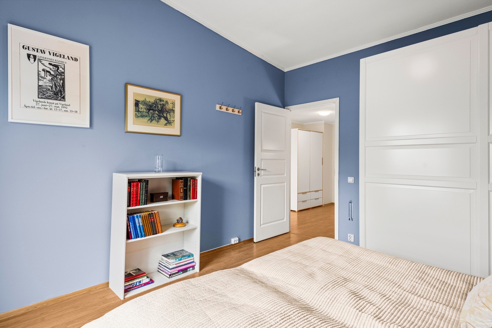 Soverommet er utstyrt med en skyvedørsgarderobe med hvite, profilerte fronter. Galleribilde