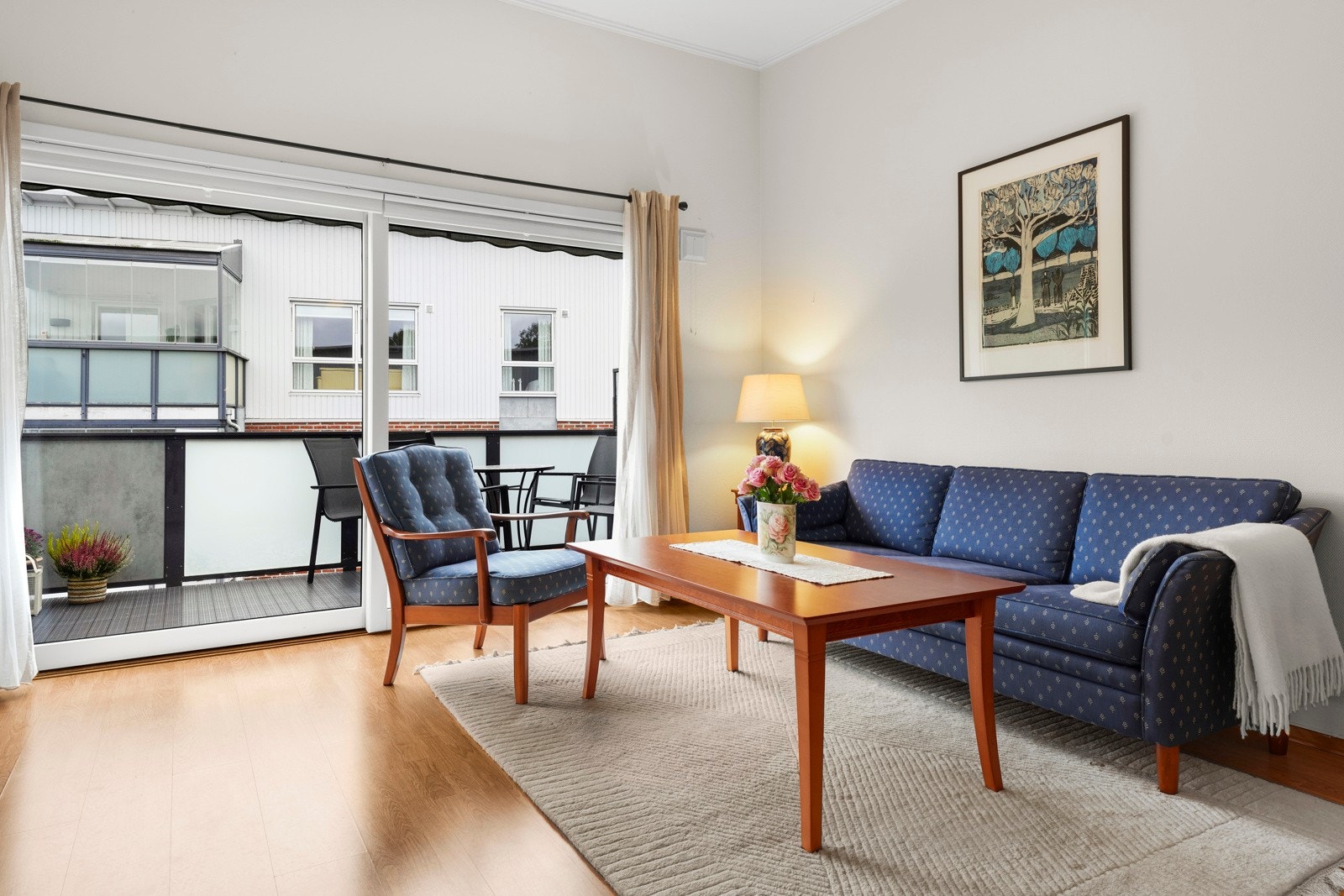 Når skyvedøren skyves helt til side, gir dette en glidene overgang mellom ute- og innerom. Galleribilde