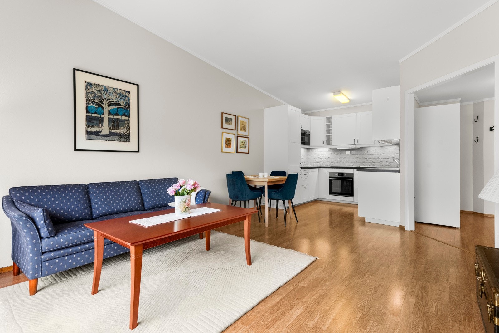 Stue og kjøkken har laminatgulv og dus, behagelig farge på vegger. Galleribilde