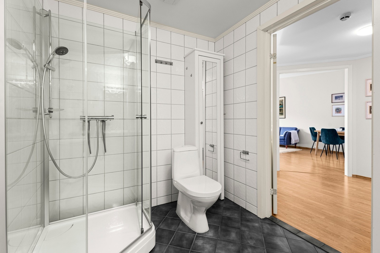 Badet har både toalett, nyere dusjkabinett og opplegg for vaskemaskin. Galleribilde