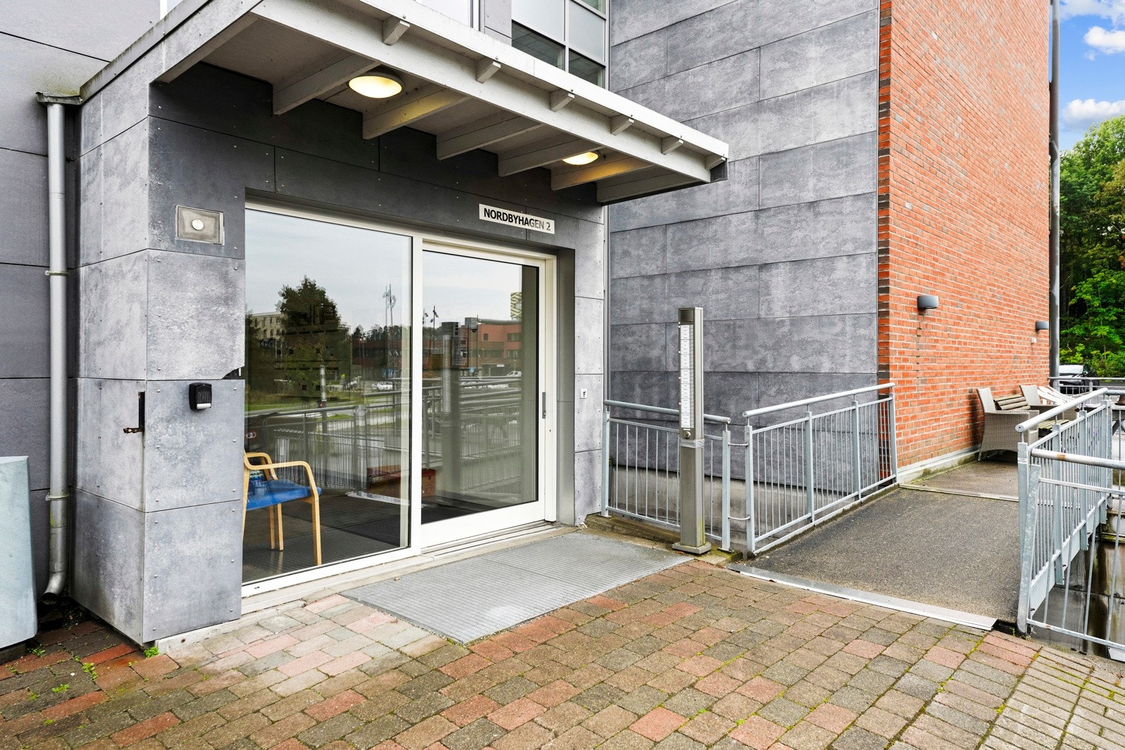 Leilighetsbygget har et godt opplyst inngangsparti. Galleribilde