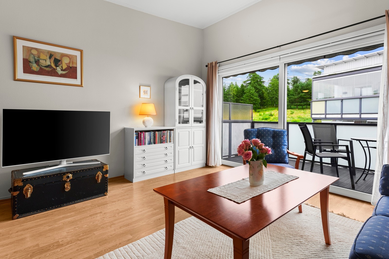 Endeveggen har stor skyvedør med glassfelt som slipper inn rikelig med naturlig lys. Galleribilde