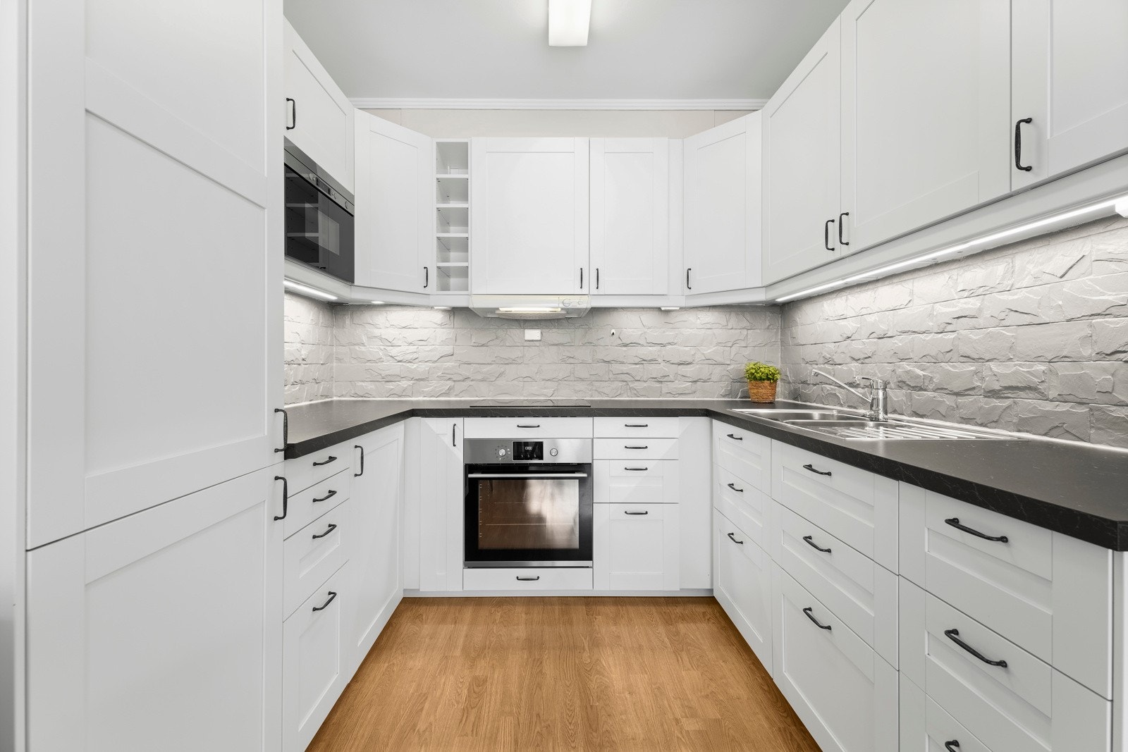 Kjøkkeninnredningen er fra 2019 og er i en moderne stil. Galleribilde