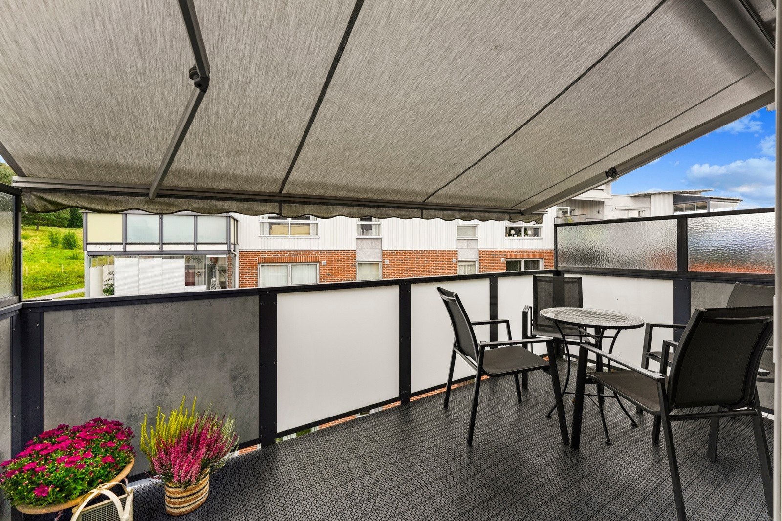 Balkongen har stor elektrisk markise for solskjerming ved behov. Galleribilde