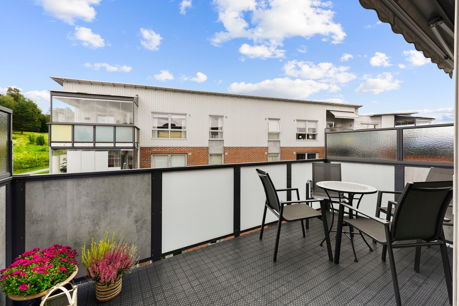 Utenfor stuen ligger en hyggelig balkong på 7,4 kvm. Galleribilde