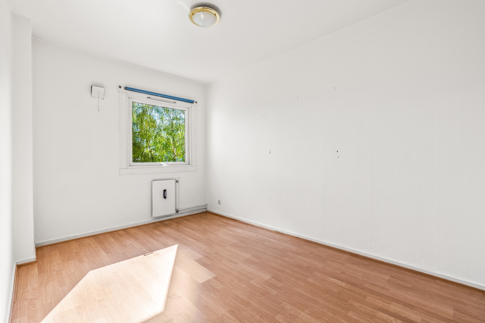 Leiligheten har to romslige soverom som begge har plass til dobbeltseng med tilhørende nattbord. Galleribilde