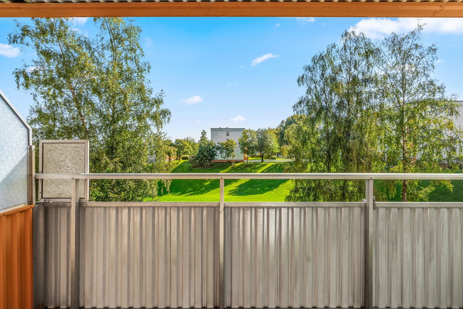 Fra stuen har du utgang til balkongen som måler 7 kvm. Galleribilde